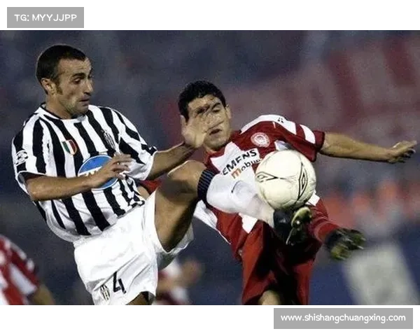 如何分析阿劳霍在乌拉圭防线中的关键表现与战术作用